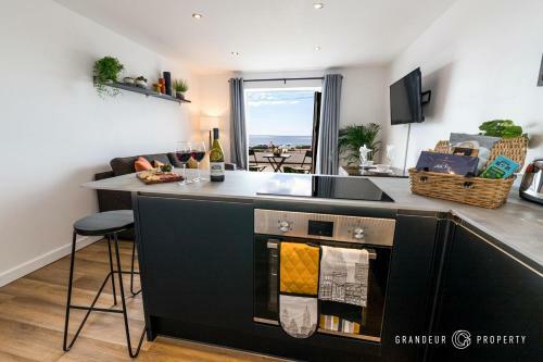 Perfect Lux Beachfront House With Balcony And Sea Views, Parking