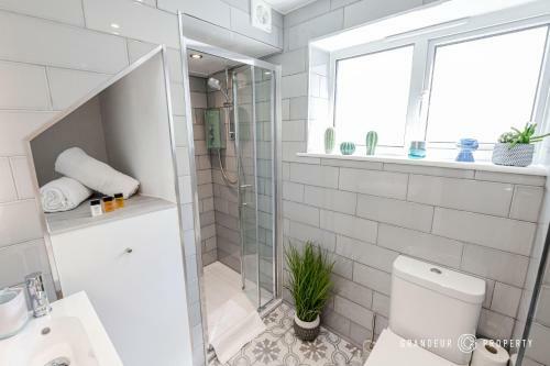 Perfect Lux Beachfront House With Balcony And Sea Views, Parking