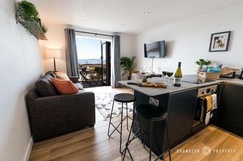 Perfect Lux Beachfront House With Balcony And Sea Views, Parking