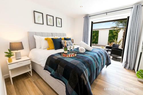 Perfect Lux Beachfront House With Balcony And Sea Views, Parking