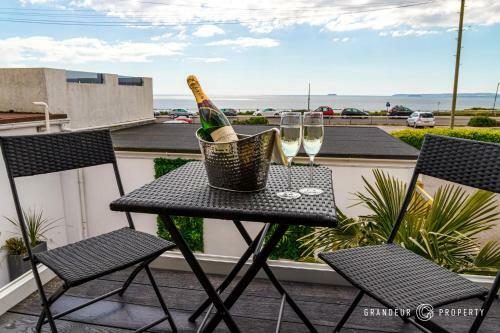 Perfect Lux Beachfront House With Balcony And Sea Views, Parking