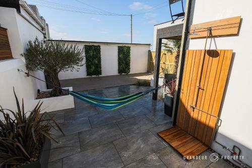 Perfect Lux Beachfront House With Balcony And Sea Views, Parking