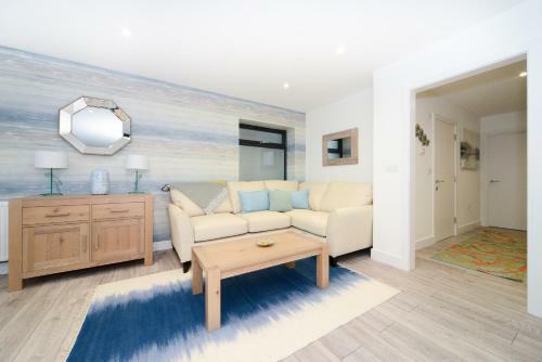 Luxury 3 Bed Apartment- Large Balcony With Seaviews