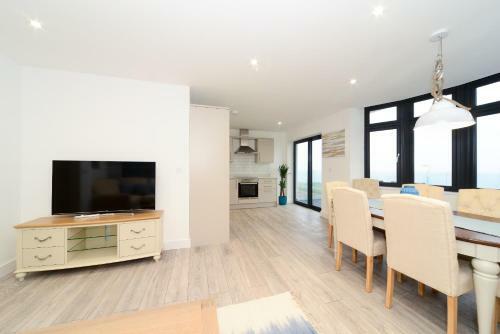 Luxury 3 Bed Apartment- Large Balcony With Seaviews