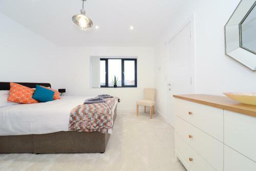 Luxury 3 Bed Apartment- Large Balcony With Seaviews