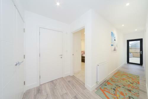 Luxury 3 Bed Apartment- Large Balcony With Seaviews