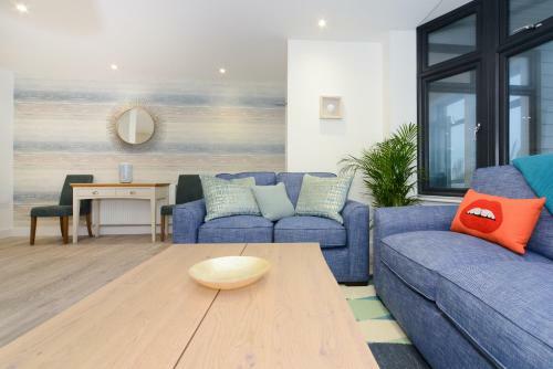 Luxury 3 Bed Apartment- Large Balcony With Seaviews