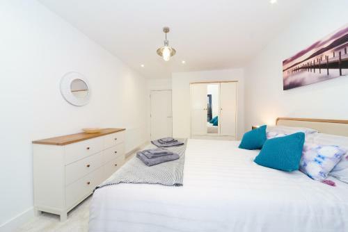Luxury 3 Bed Apartment- Large Balcony With Seaviews