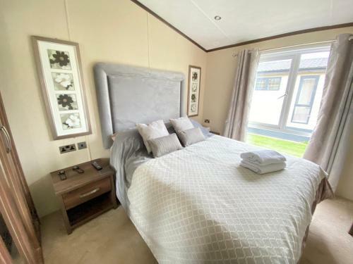 Wildflower, Premium Plus Hot Tub Lodge