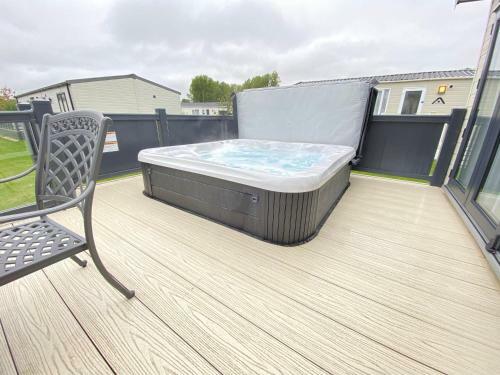 Wildflower, Premium Plus Hot Tub Lodge