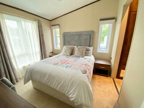 Wildflower, Premium Plus Hot Tub Lodge