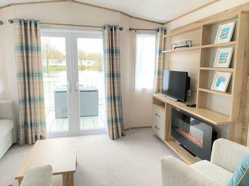 Goosewing Lakeside Lodge