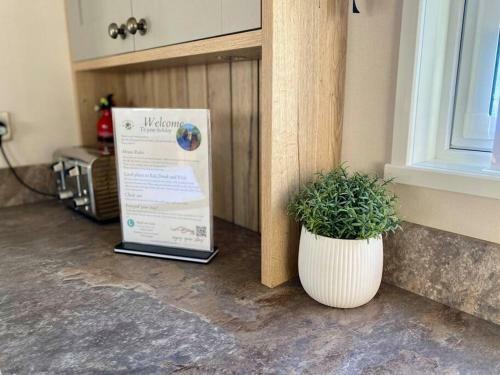 Burford, Hot Tub Lodge