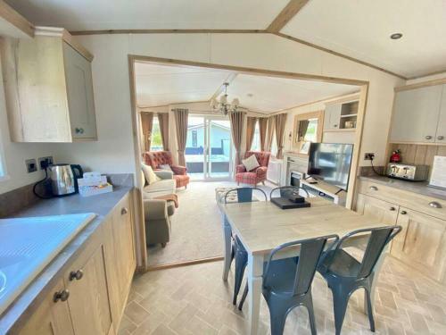 Burford, Hot Tub Lodge