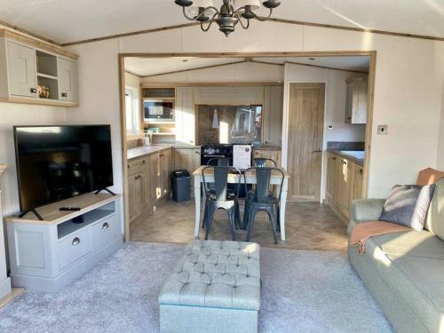 Burford, Hot Tub Lodge