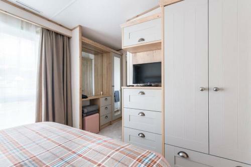 Burford, Hot Tub Lodge