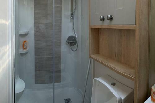 Burford, Hot Tub Lodge