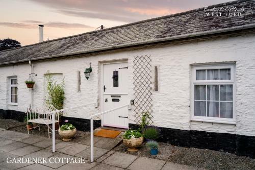 Enchanted Retreats At West Ford Devon
