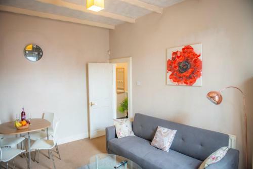Delightful Central, Seaside Apartment-with Free Parking