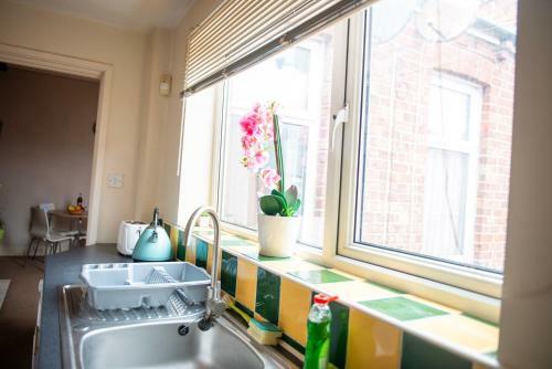 Delightful Central, Seaside Apartment-with Free Parking