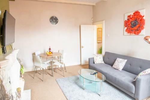 Delightful Central, Seaside Apartment-with Free Parking