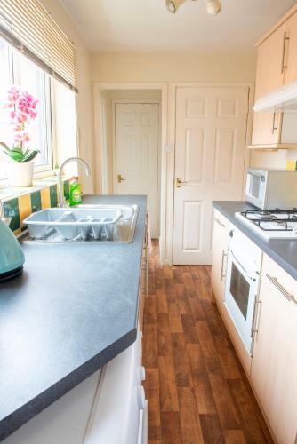 Delightful Central, Seaside Apartment-with Free Parking