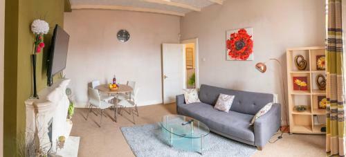 Delightful Central, Seaside Apartment-with Free Parking