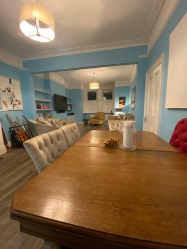 Luxurious, Large House On Lovely, Quiet Road.