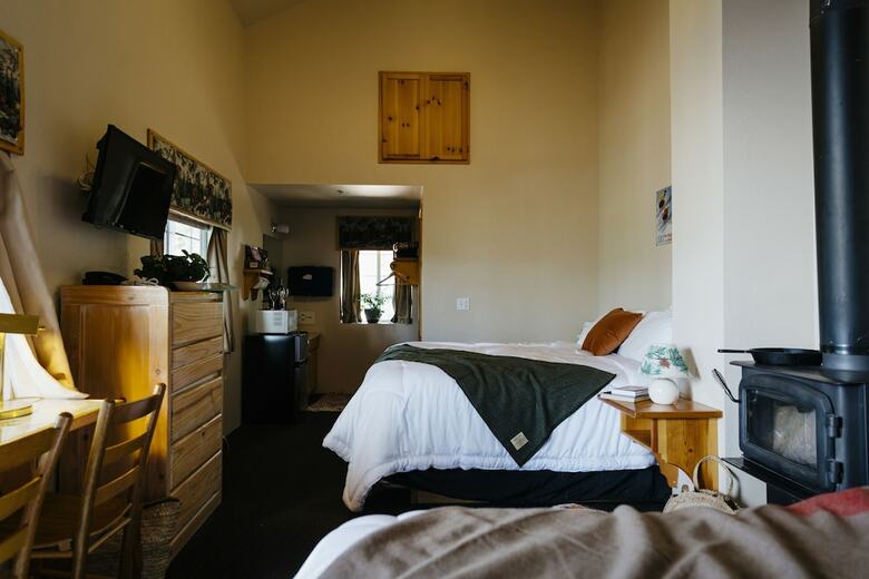 Honey Bear Lodge & Cabins