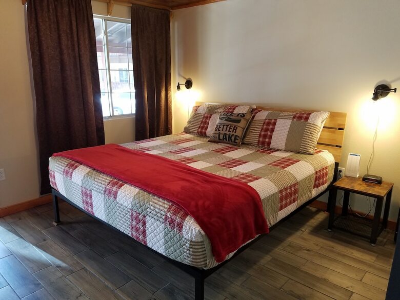 Honey Bear Lodge & Cabins