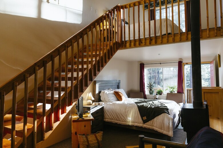 Honey Bear Lodge & Cabins