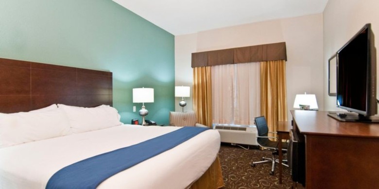 Holiday Inn Express Hotel & Suites San Antonio Se