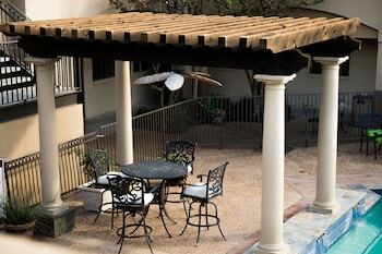 Vineyard Court Designer Suites Hotel