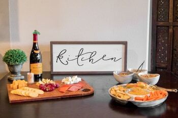 Vineyard Court Designer Suites Hotel