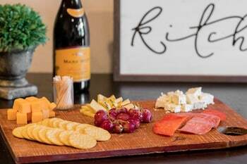 Vineyard Court Designer Suites Hotel