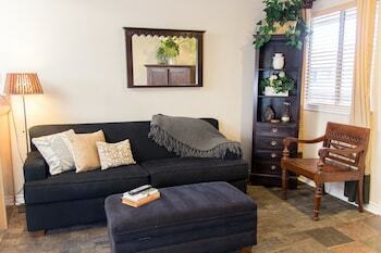 Vineyard Court Designer Suites Hotel