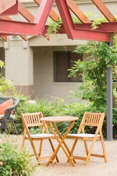 Vineyard Court Designer Suites Hotel
