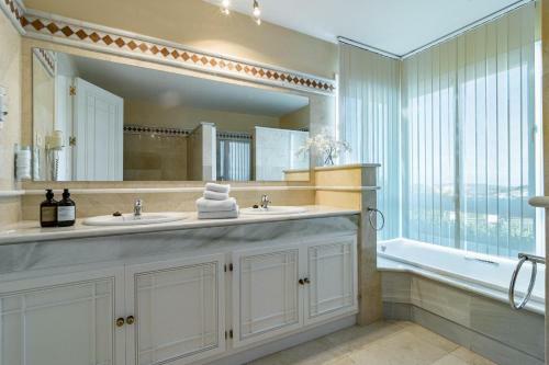 Lac- Spacious Apartment With Spectacular Views