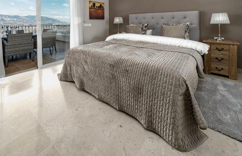 Lac- Spacious Apartment With Spectacular Views