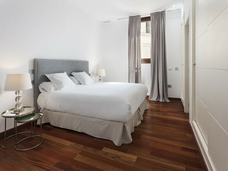 Apartamentos Azz Sevilla Torre De La Plata