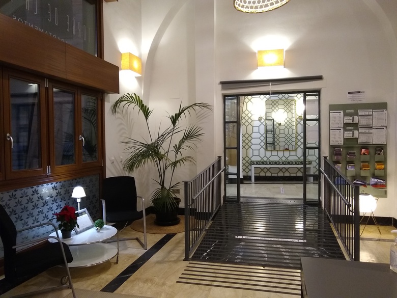 Apartamentos Azz Sevilla Torre De La Plata