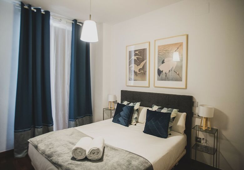 Apartamentos Azz Sevilla Torre De La Plata