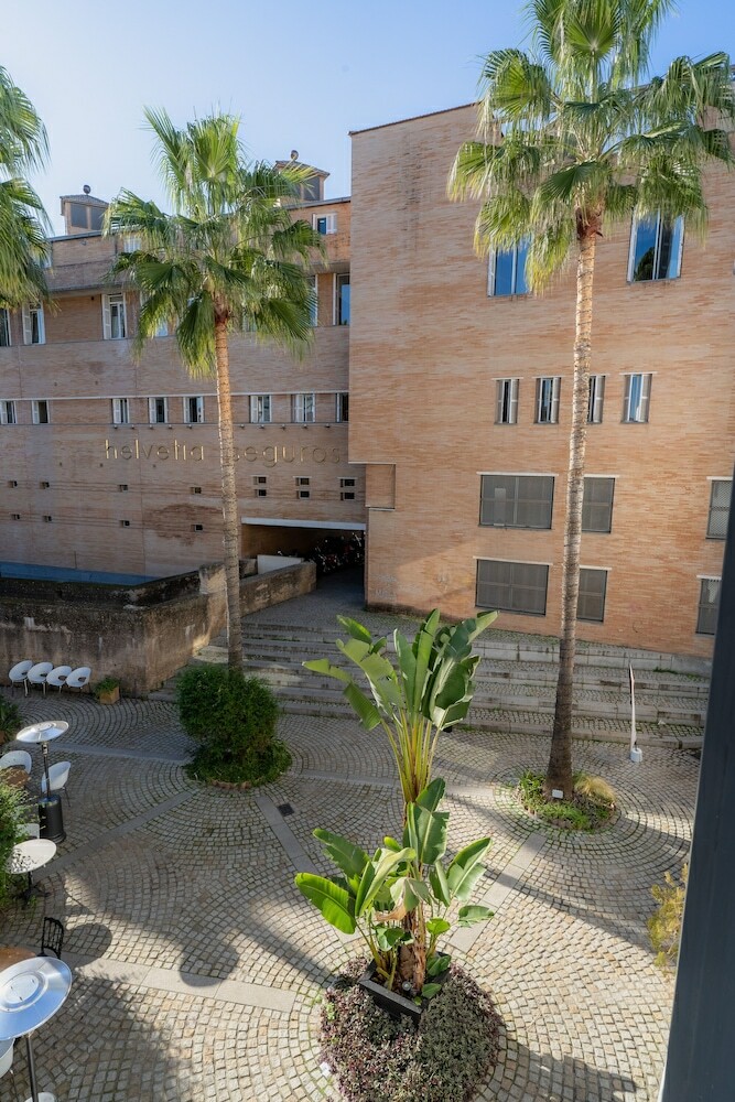 Apartamentos Azz Sevilla Torre De La Plata
