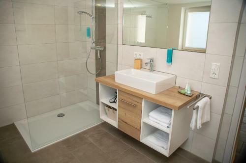 Apartamentos Ferienwohnung Zur Rh�n Tischlerei