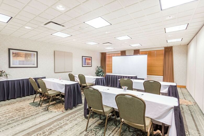 Hotel Wingate By Wyndham Calgary