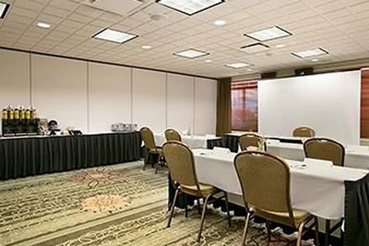 Hotel Wingate By Wyndham Calgary