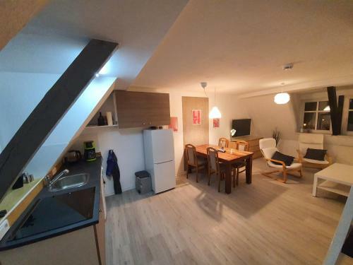 Apartamento Gem�tliche Gro�e Dachwohnung Mit Terrasse