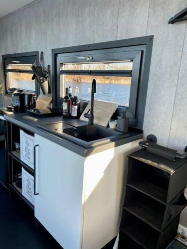 Unique Water Stay Tiny Hausboot F�r 2 Personen