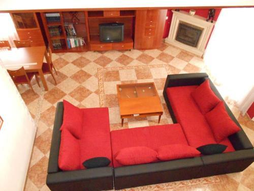 Amplio Chalet Independiente, Con Jard�n Y Piscina Propia