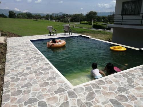 Villa Agradable Casa Campestre Carmen de Apicala, Piscina Privada